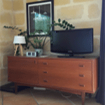 Armoire vintage trandformée en meuble tv